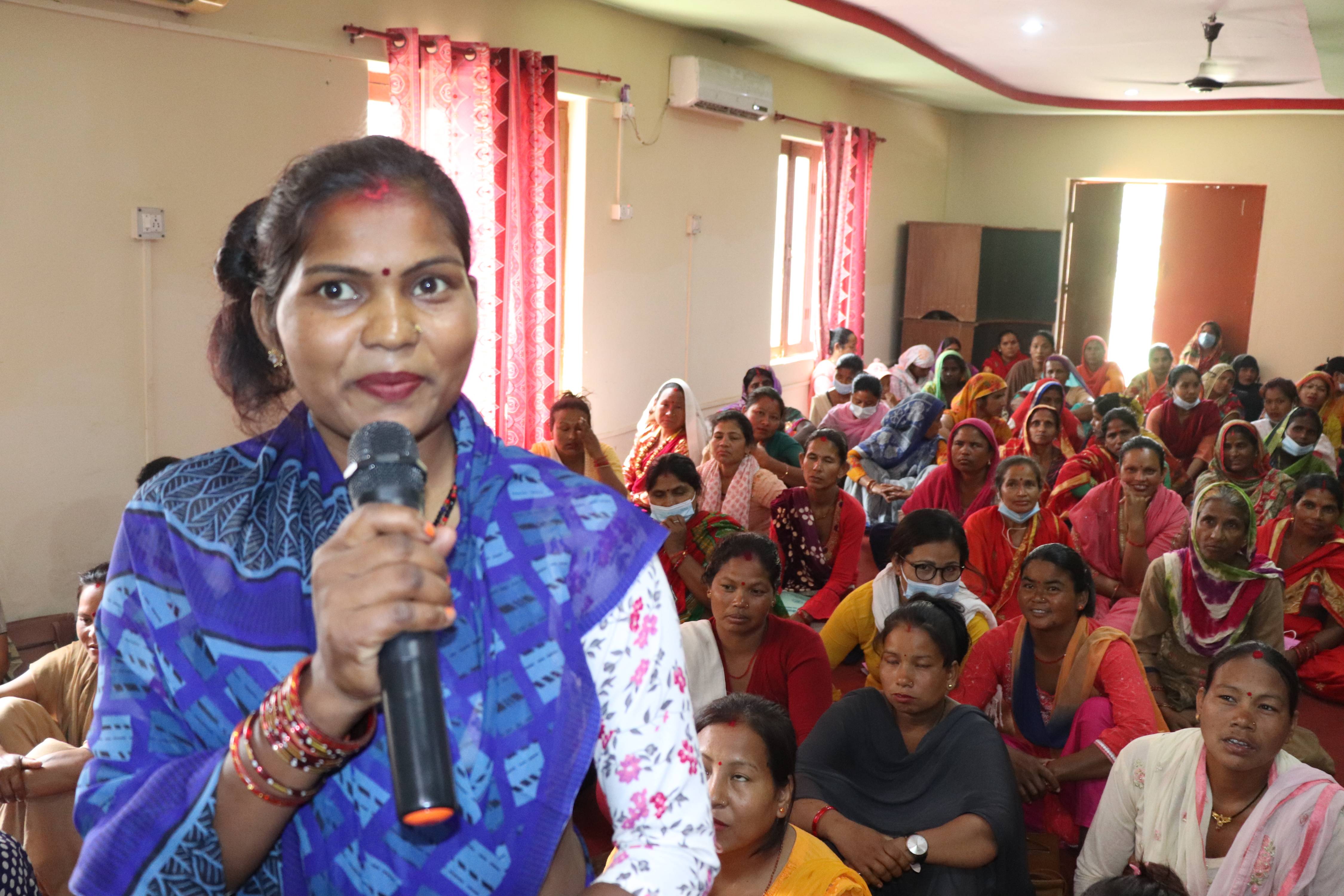 केन्द्र प्रमुख अन्तरक्रिया कार्यक्रममा आफ्नो सफलताको कथा सुनाउदै  सहभागी सदस्यहरु